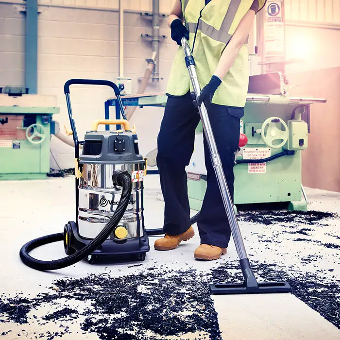 Vacmaster dust extractor hoover dry debris at work