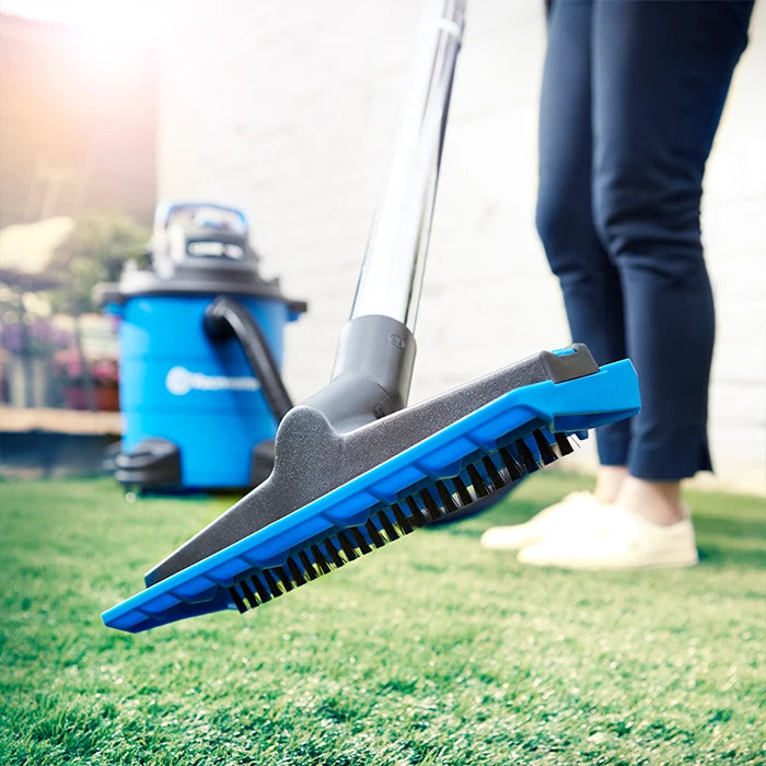 Outdoor vacuum cleaner floor head