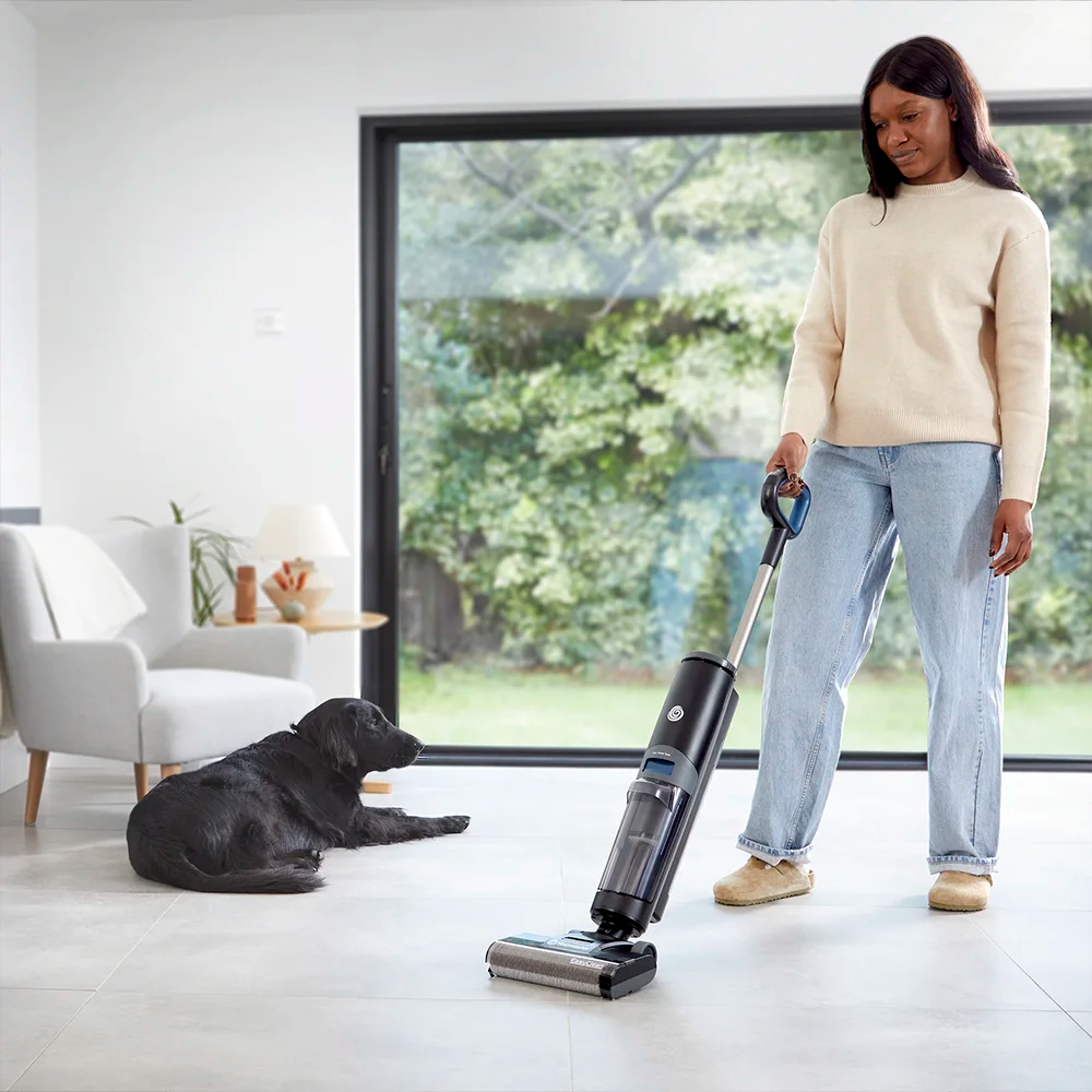 HA2202UK Hardfloor Cleaner HSC with a dog