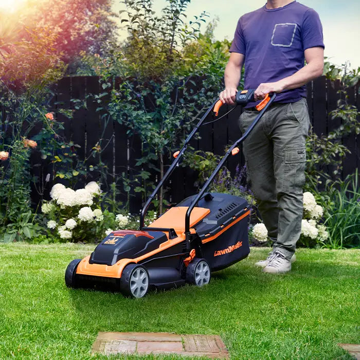 LawnMaster 32cm Cordless Mower blade