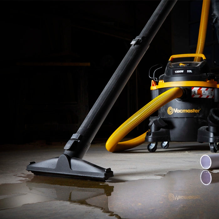 Vacmaster WC L23 Vacuuming a Liquid Spill
