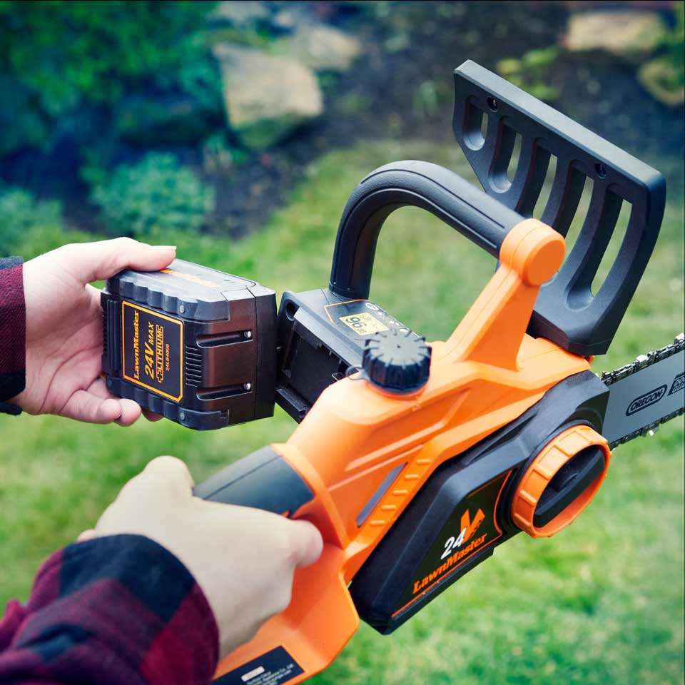Cordless Chainsaw 24V 25cm LawnMaster with removable lithium battery