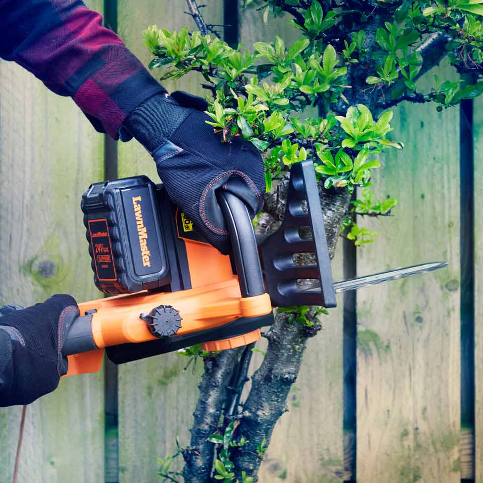 Cordless Chainsaw 24V 25cm LawnMaster lopping shrub